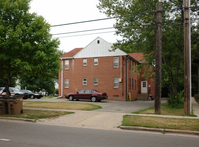 Lilac Apartments in East Lansing, MI - Foto de edificio - Building Photo