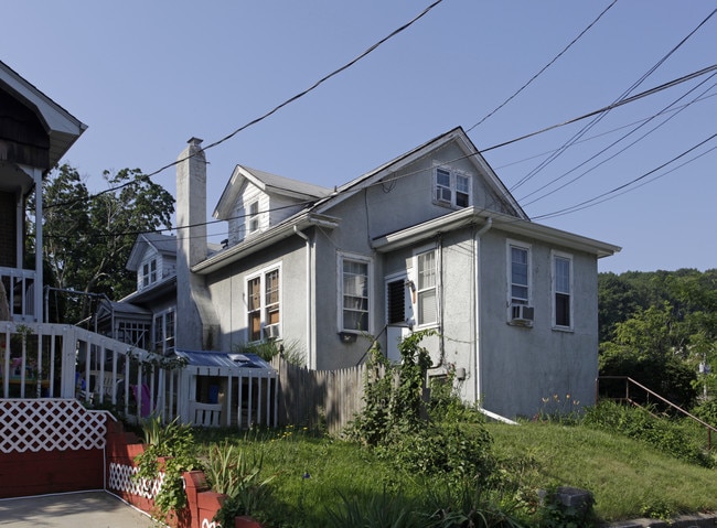 16 Grandview St in Huntington, NY - Building Photo - Building Photo