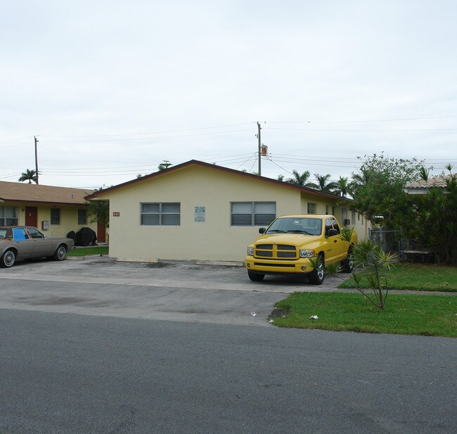 237-241 SE Park St in Dania Beach, FL - Building Photo - Building Photo