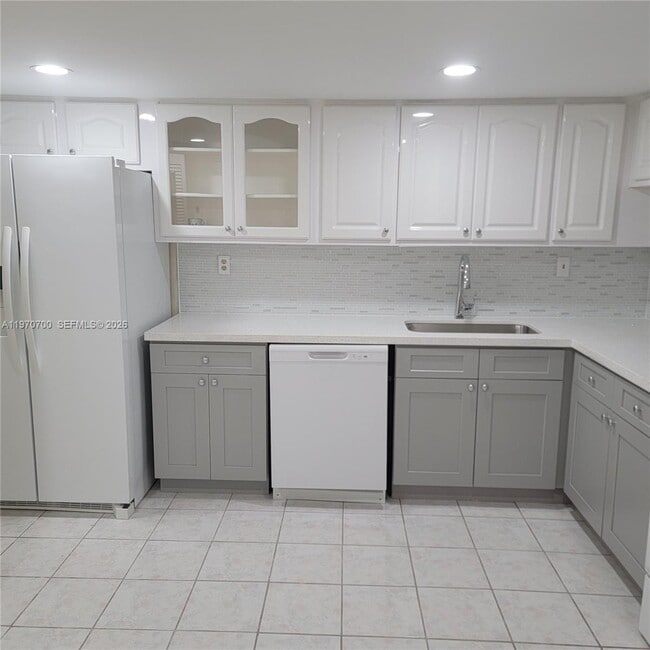 6699 Racquet Club Dr in Lauderhill, FL - Foto de edificio - Building Photo