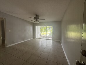 5672 Rock Island Rd in Tamarac, FL - Building Photo - Building Photo