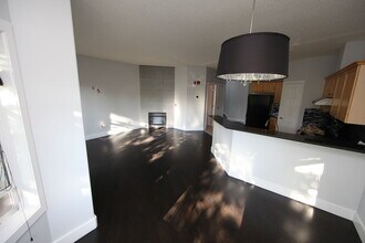 4718 Stanley Rd SW in Calgary, AB - Building Photo - Building Photo
