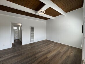 14410 Valerio St in Van Nuys, CA - Foto de edificio - Building Photo