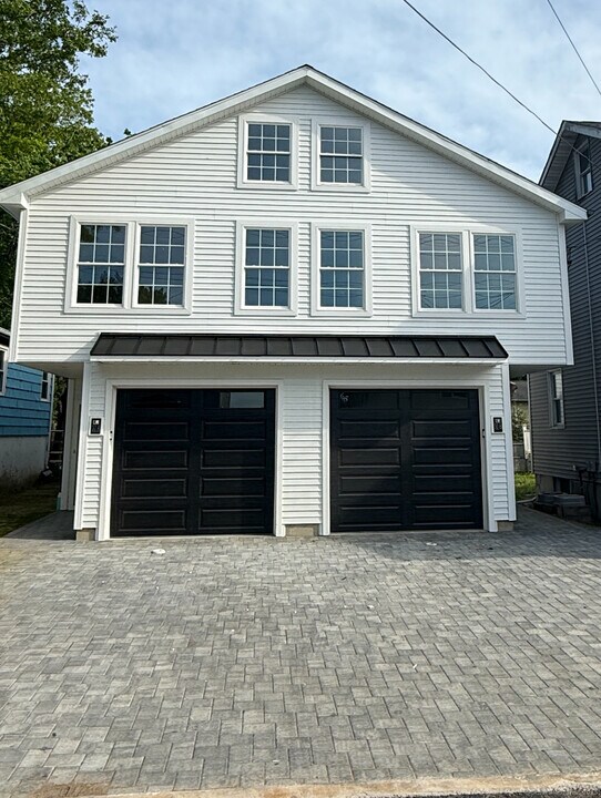 30 Manila Ave in Woodbridge, CT - Building Photo