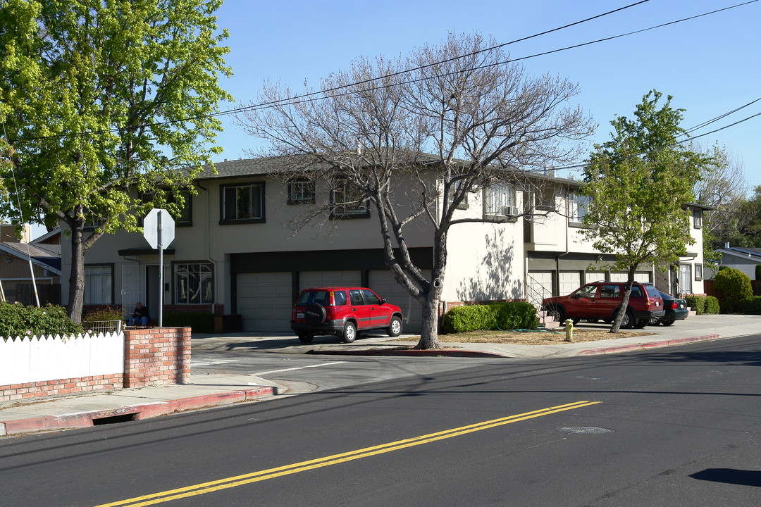 490 Oak Ave in Redwood City, CA - Building Photo