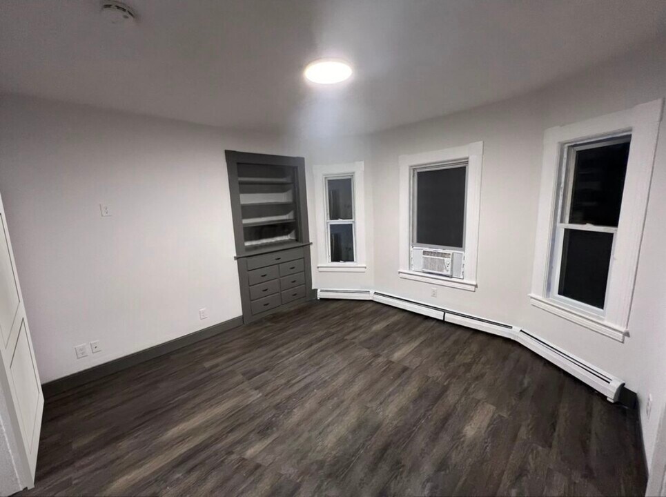 197 White St, Unit 1F in Lowell, MA - Building Photo