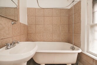 7415 Elton Ave in Cleveland, OH - Foto de edificio - Building Photo