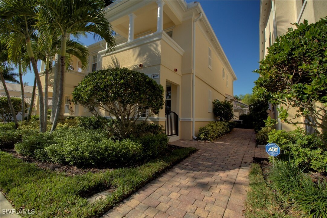 8095 Sorrento Ln in Naples, FL - Building Photo