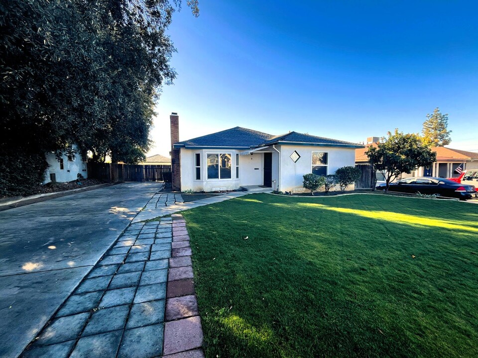 9 Montrose St in Bakersfield, CA - Building Photo