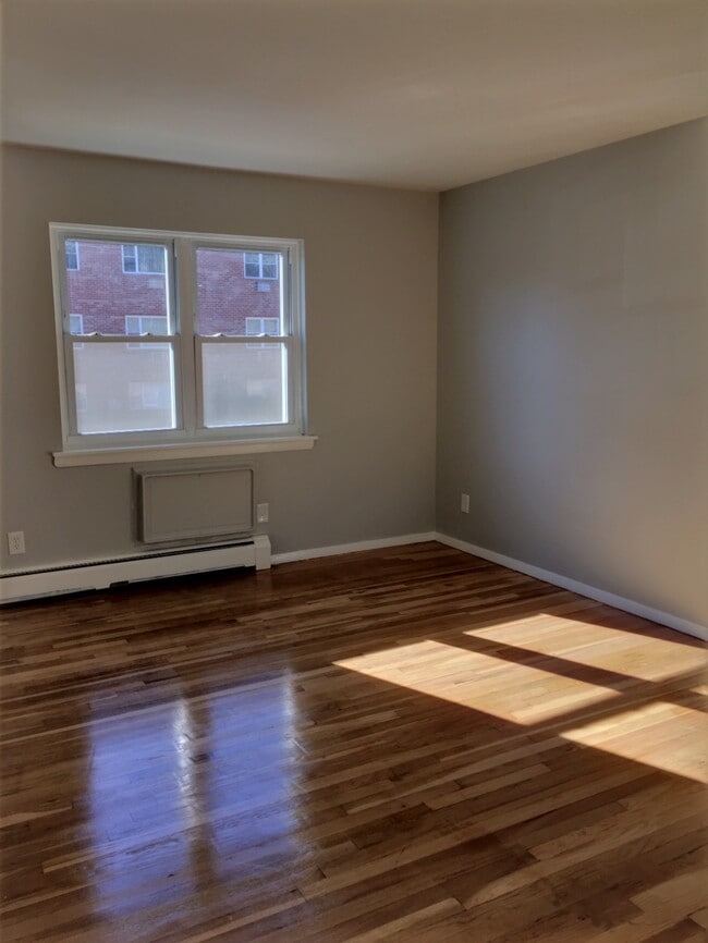 205 Regency Park Drive, Unit 205 in Agawam, MA - Building Photo - Building Photo