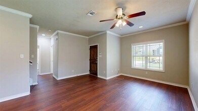 1221 Neal Pickett Dr in College Station, TX - Foto de edificio - Building Photo