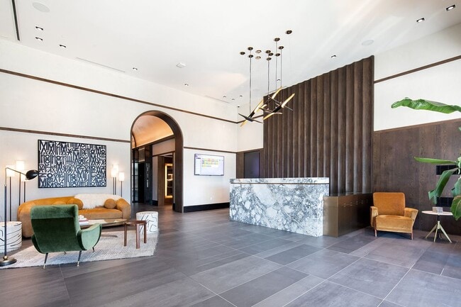 36-20 Steinway St in Queens, NY - Foto de edificio - Building Photo
