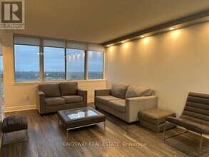 350-1350 Webb Dr in Mississauga, ON - Building Photo - Building Photo