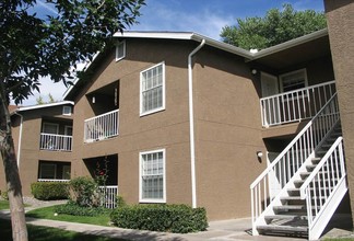 Hunter's Ridge Apartment Homes in Albuquerque, NM - Building Photo - Building Photo