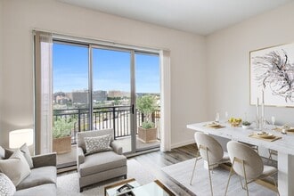 111 Harbor Point in Stamford, CT - Foto de edificio - Building Photo