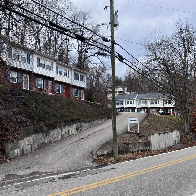 property at 735 Oakwood Rd