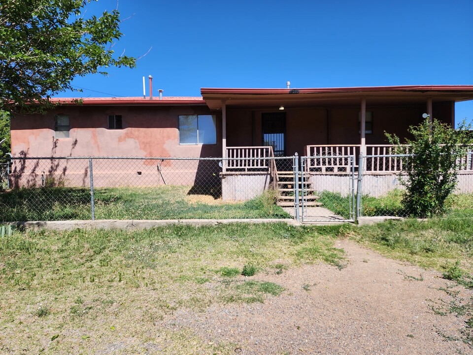 16 Twin Sisters Crk Rd in Santa Clara, NM - Building Photo