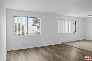 324 Stepney St in Inglewood, CA - Building Photo