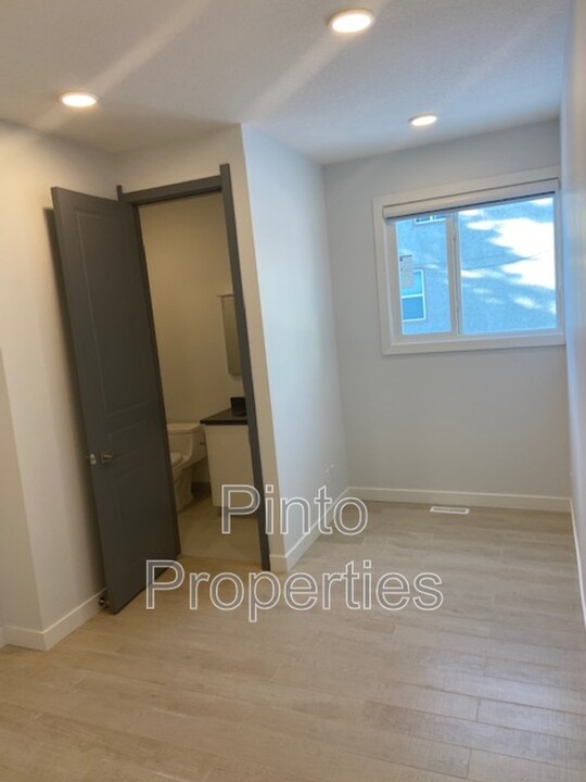 10749-10786 86 Ave NW in Edmonton, AB - Building Photo