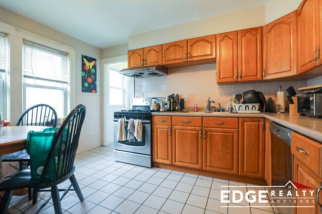 16 Long Ave, Unit 2