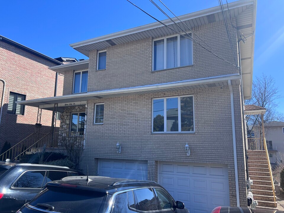 1566 John St in Fort Lee, NJ - Building Photo