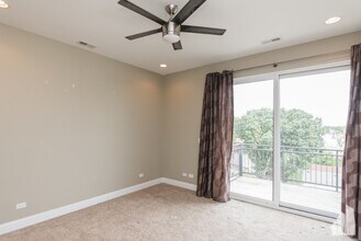 2248 W Irving Park Rd, Unit 4 in Chicago, IL - Building Photo - Building Photo
