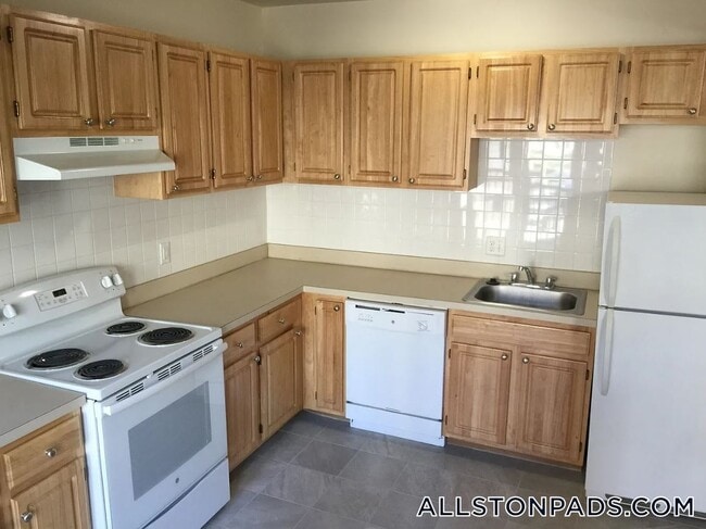 1131 Commonwealth Ave, Unit 1 in Boston, MA - Building Photo - Building Photo