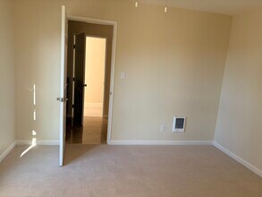 590 El Dorado Ave, Unit 313 in Oakland, CA - Foto de edificio - Building Photo