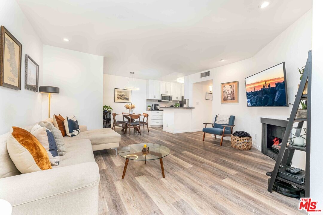 8535 W Knl Dr-Unit -303 in West Hollywood, CA - Building Photo