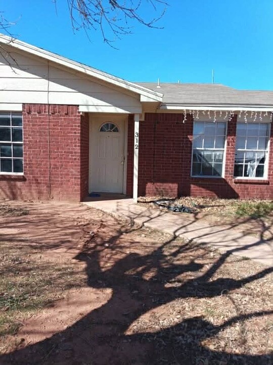 312 SE Railroad St in Bronte, TX - Building Photo