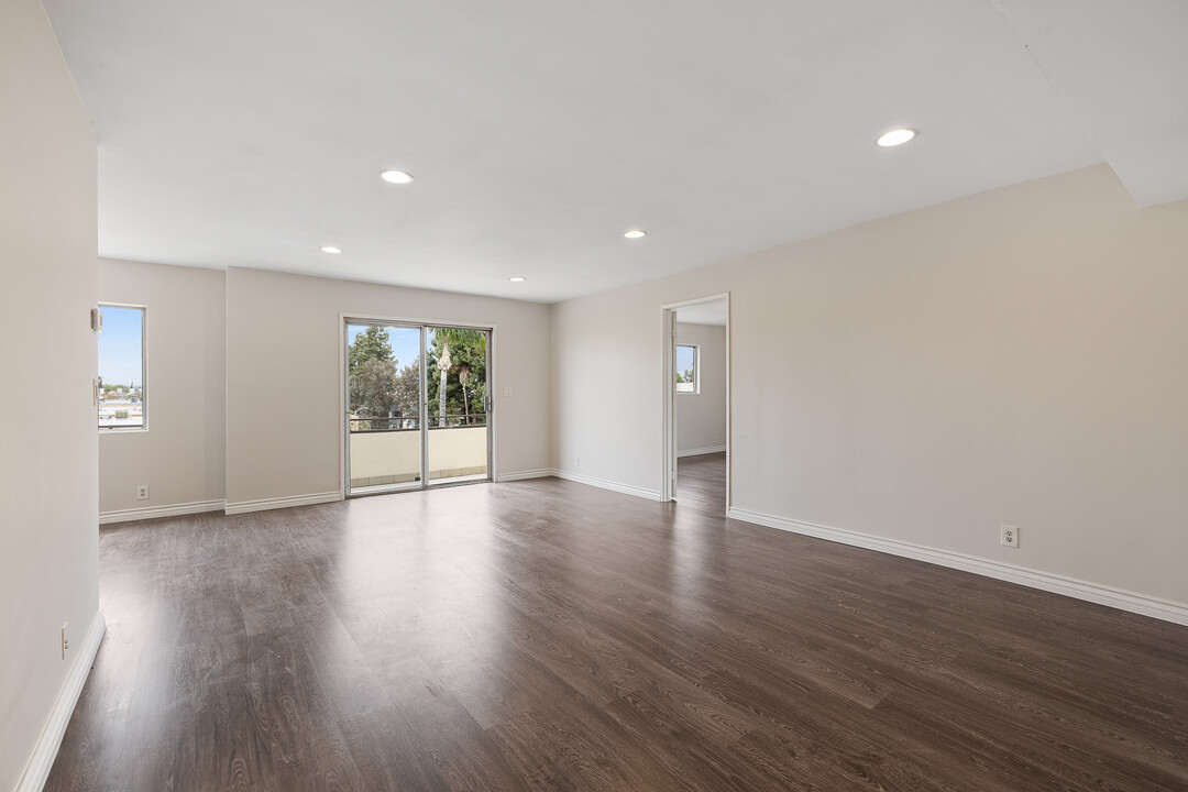 5353 Yarmouth Ave in Los Angeles, CA - Building Photo