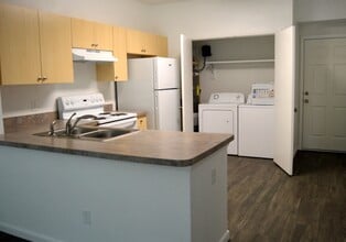 1800 vics way, Unit Grand Oaks Apartments of NSB in New Smyrna Beach, FL - Building Photo - Building Photo
