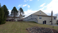 Canonchet Cliffs II in Hope Valley, RI - Foto de edificio - Building Photo