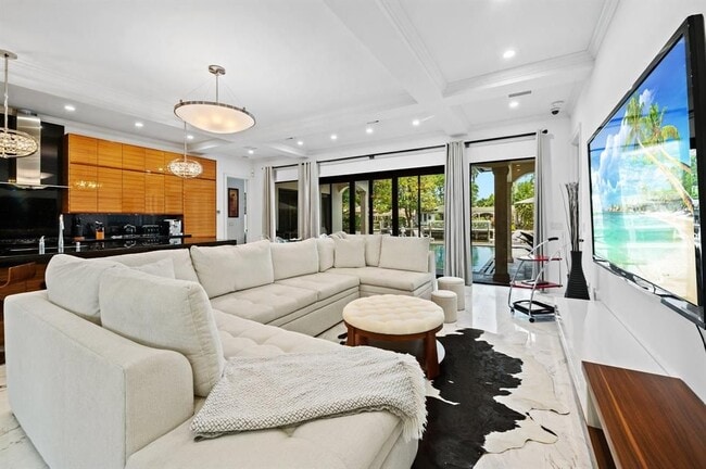 2437 Castilla Isle in Fort Lauderdale, FL - Building Photo - Building Photo