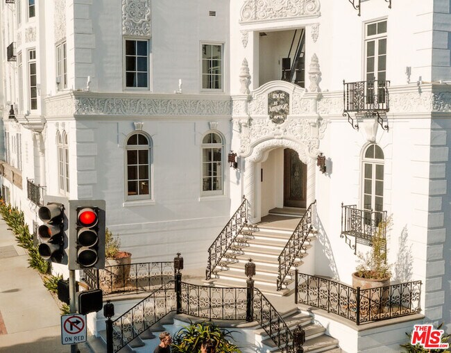 1302 N Sweetzer Ave in West Hollywood, CA - Building Photo - Building Photo