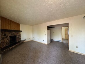 2104 Roosevelt Dr in Anchorage, AK - Building Photo - Building Photo