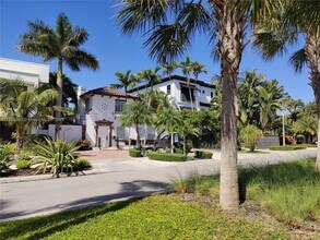 1823 S Bayshore Ln in Miami, FL - Building Photo - Building Photo