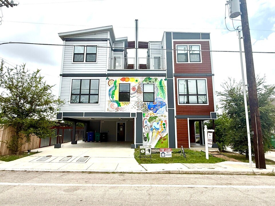 225 S Pine St in San Antonio, TX - Building Photo