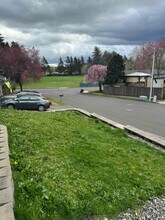 104 NW Royal Ct in Gresham, OR - Building Photo - Building Photo