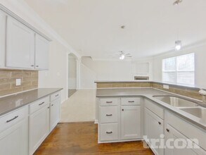 2435 Cairns Mill Court in Charlotte, NC - Foto de edificio - Building Photo