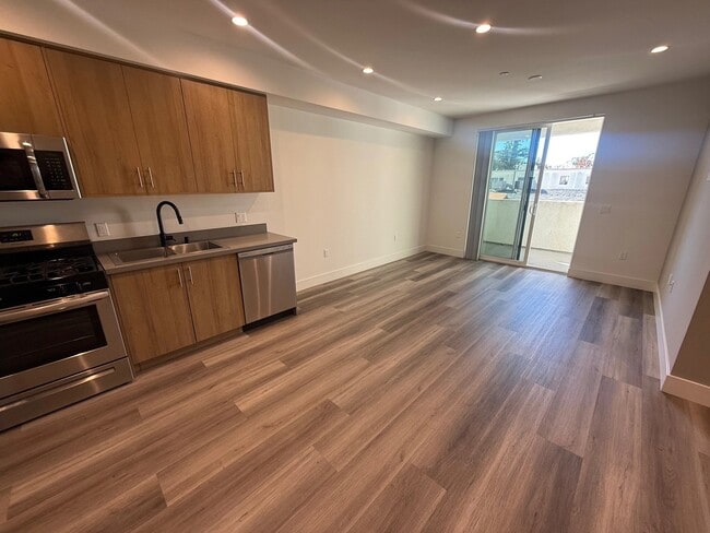 11155 Huston St in Los Angeles, CA - Building Photo - Building Photo