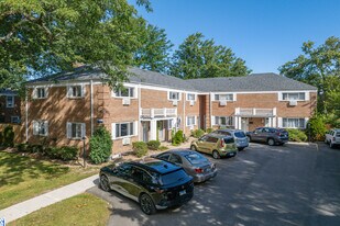 Greenwillow Apartments in Glenview, IL - Building Photo
