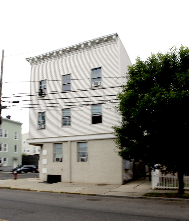 300 1st St in Elizabeth, NJ - Building Photo - Building Photo