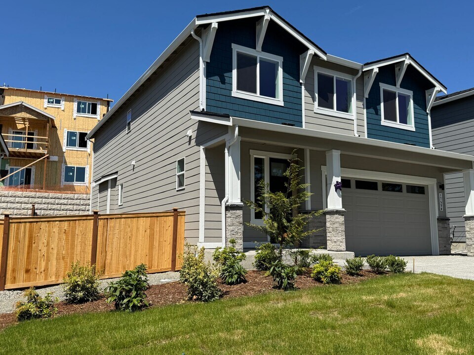 17590 NE Midnight Sun Loop in Poulsbo, WA - Foto de edificio