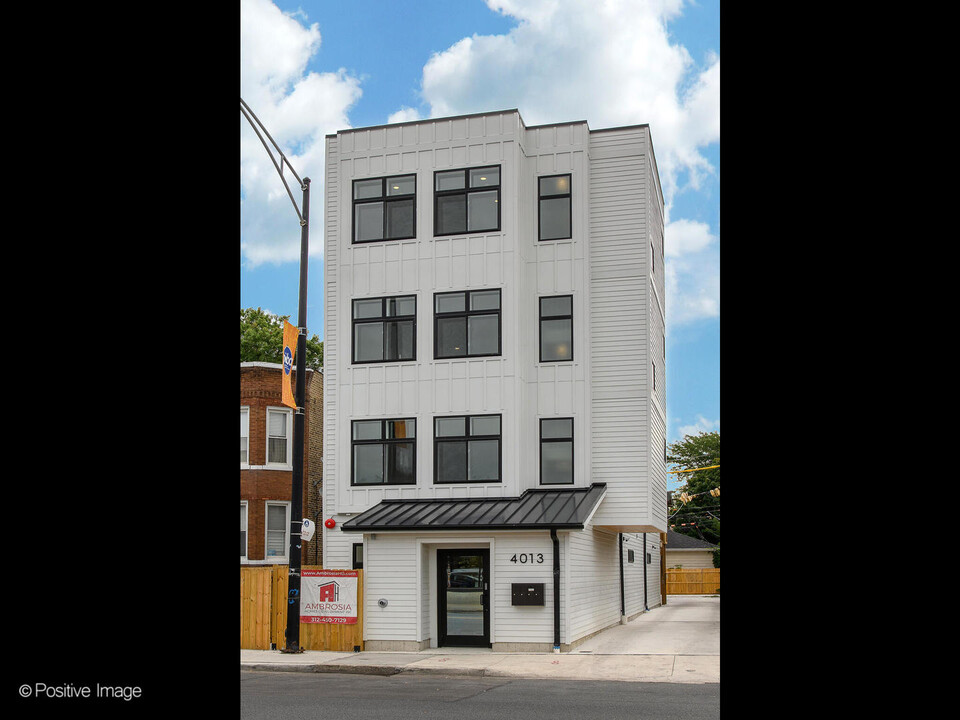 4013 N Pulaski Rd in Chicago, IL - Building Photo