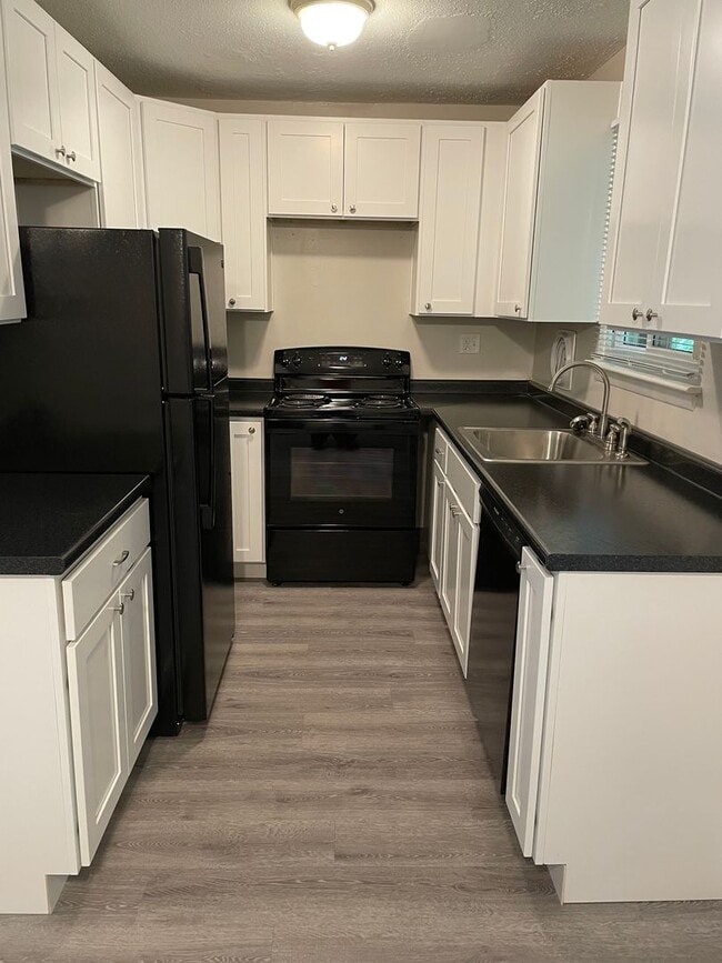 B 10 Nanni Dr in Winchester, CT - Building Photo - Building Photo