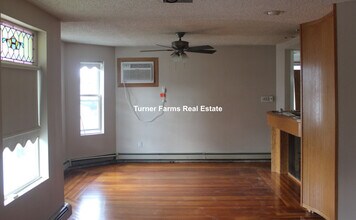 27 Princeton St, Unit 1 in Medford, MA - Foto de edificio - Building Photo