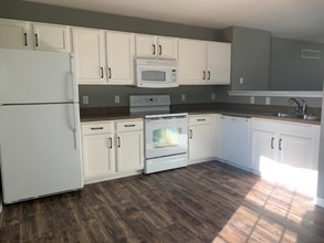 351 Paradee Dr in Dover, DE - Foto de edificio - Building Photo