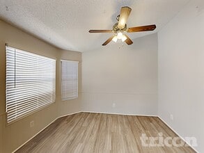 528 Dutchman Ave in Henderson, NV - Building Photo - Building Photo