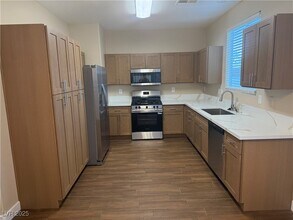 7709 Park Village Pl in Las Vegas, NV - Building Photo - Building Photo